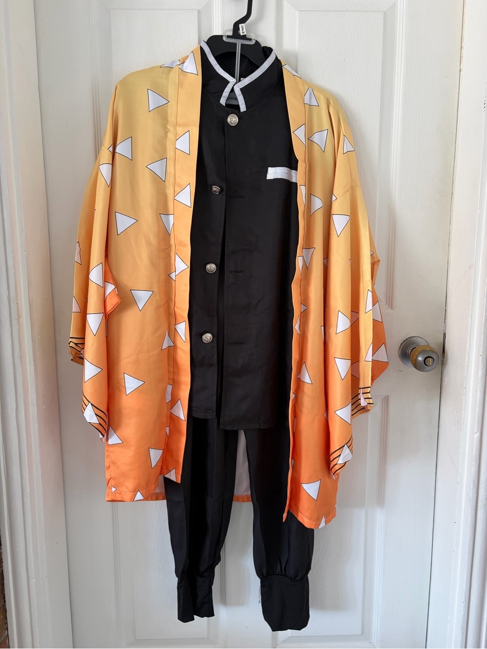 New Zenitsu costume fits juniors size medium.comes with accessories.